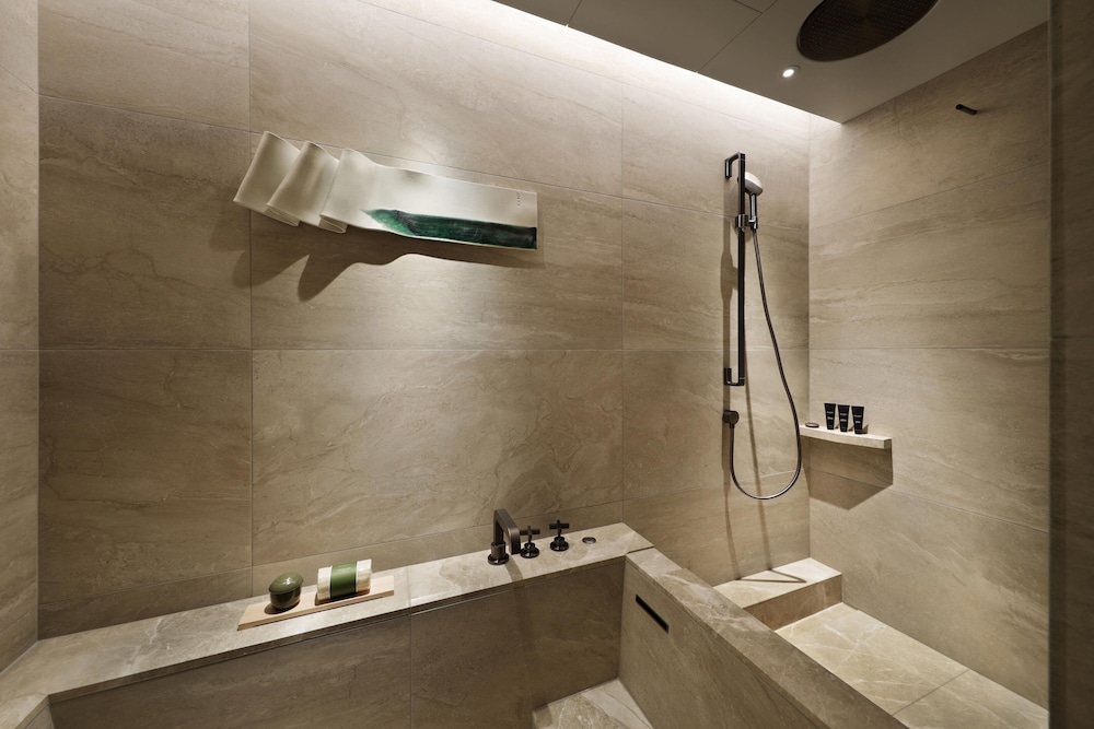 デラックス ルーム キングベッド 1 台 禁煙 シティビュー バスルーム2 | HOTEL THE MITSUI KYOTO ラグジュアリーコレクションホテル & スパ
