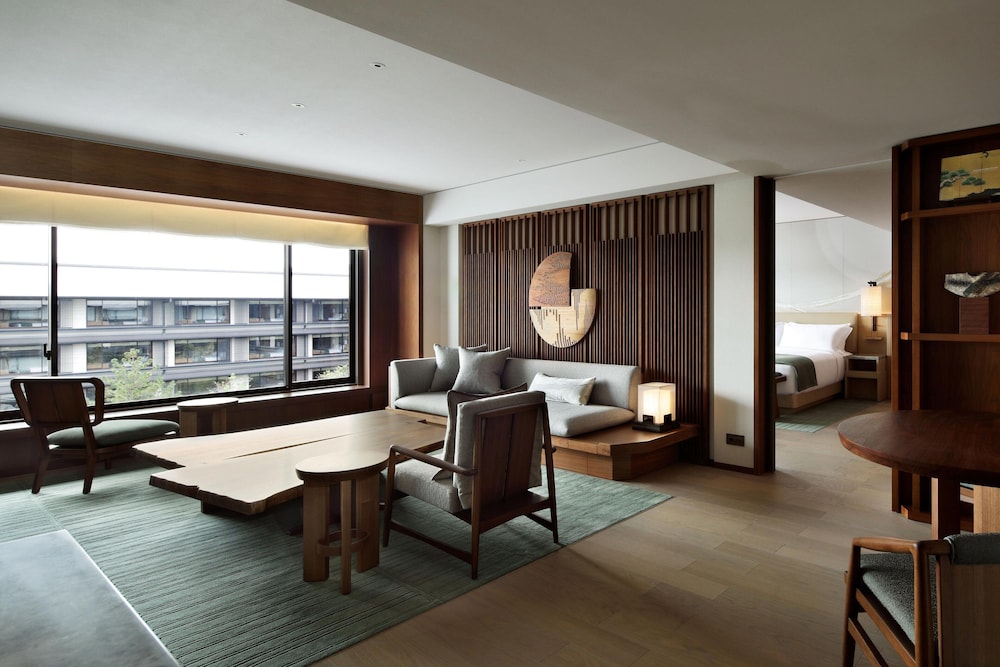 ガーデンスイート キング リビングルーム0 | HOTEL THE MITSUI KYOTO ラグジュアリーコレクションホテル & スパ