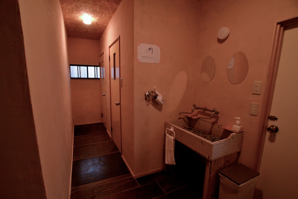 2-3名和室 禁煙 バスルーム1 | Hostel & Bar CAMOSIBA