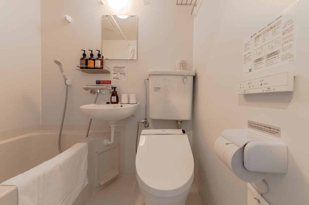 スタンダード ダブルルーム (23時以降のチェックインはできませんのでご注意ください) バスルーム0 | HOTEL R9 The Yard いすみ