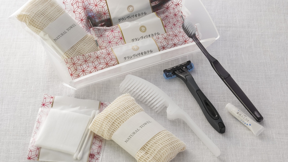 ダブルルーム 禁煙【山側】シャ ワーブース(浴槽なし) 客室の設備とサービス1 | グランヴィリオホテル宮島 和蔵