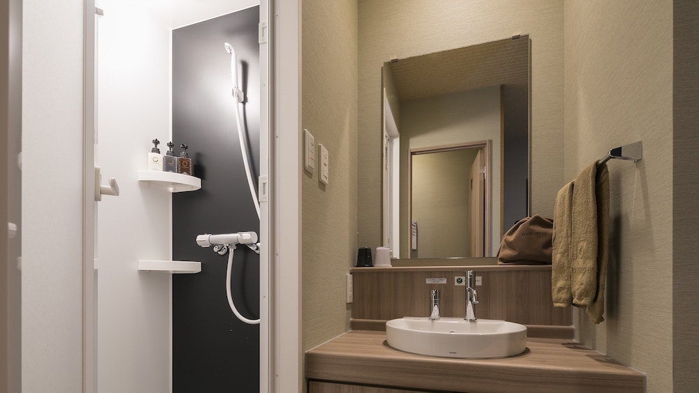 ダブルルーム 禁煙【山側】シャ ワーブース(浴槽なし) バスルーム0 | グランヴィリオホテル宮島 和蔵