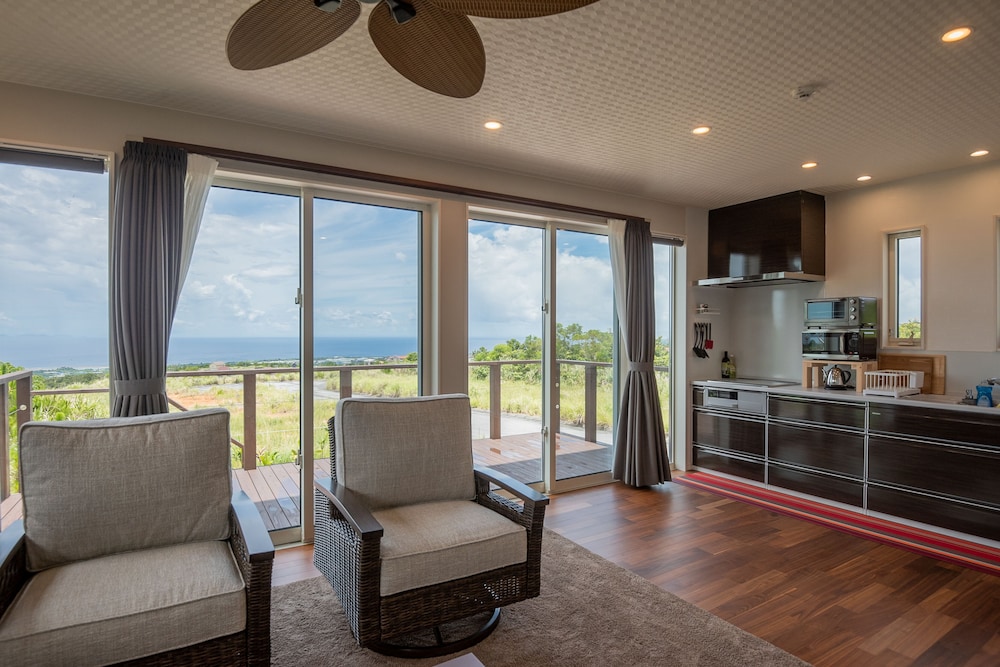 ヴィラ 禁煙 リビング エリア1 | マカイグリーン