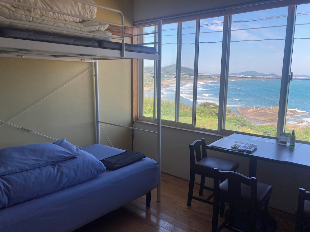 4人部屋　シービュー　禁煙 リビング エリア1 | Guest House & Beach Cafe fuego