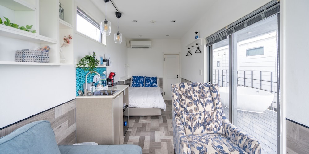 Ocean Window Room 禁煙 リビング エリア2 | Glory island okinawa-Yabusachi Resort-