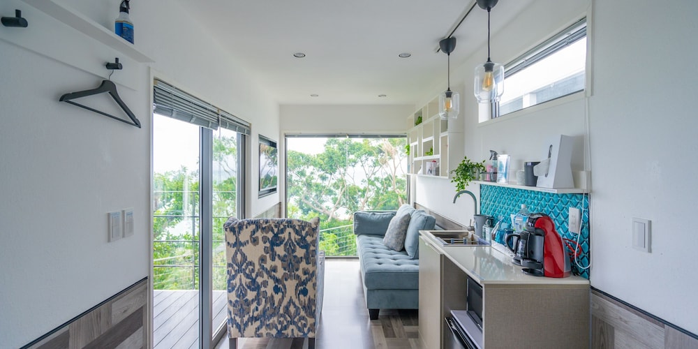 Ocean Window Room 禁煙 リビング エリア3 | Glory island okinawa-Yabusachi Resort-