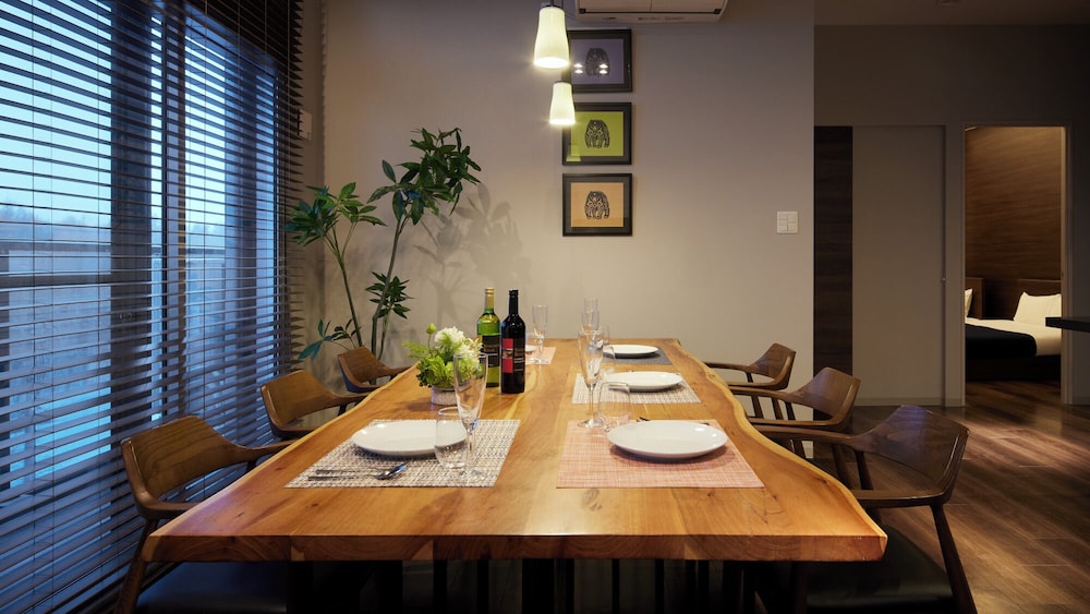 デラックスルーム 3LDK 客室内のダイニングエリア0 | Minn 千歳