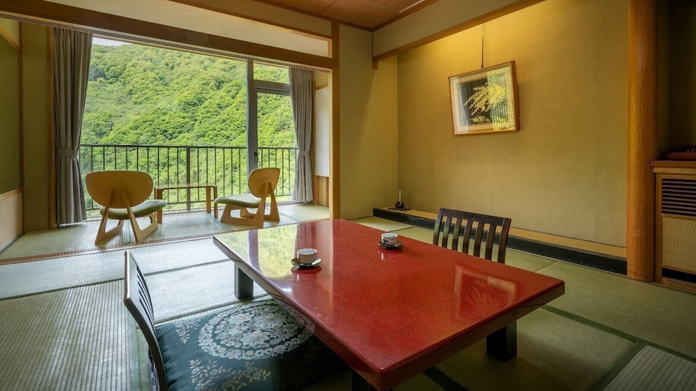 [本館] 和室12畳 本館（峰来館） 客室1 | 丸峰観光ホテル