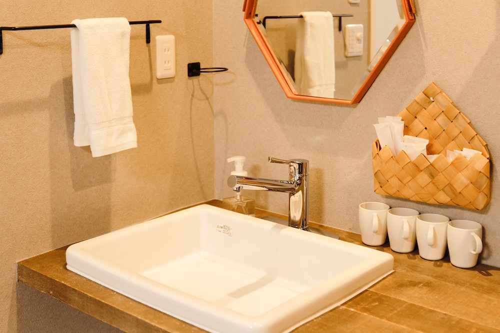 4 人部屋 禁煙 (1907) バスルーム1 | ランプスタンド ステイ 旭川