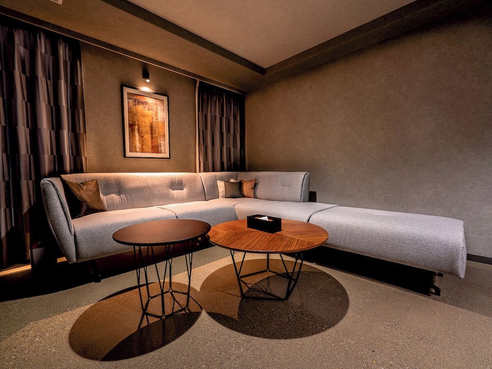 Deluxe Suite リビング エリア1 | ランドーホテルなんば大阪スイーツ