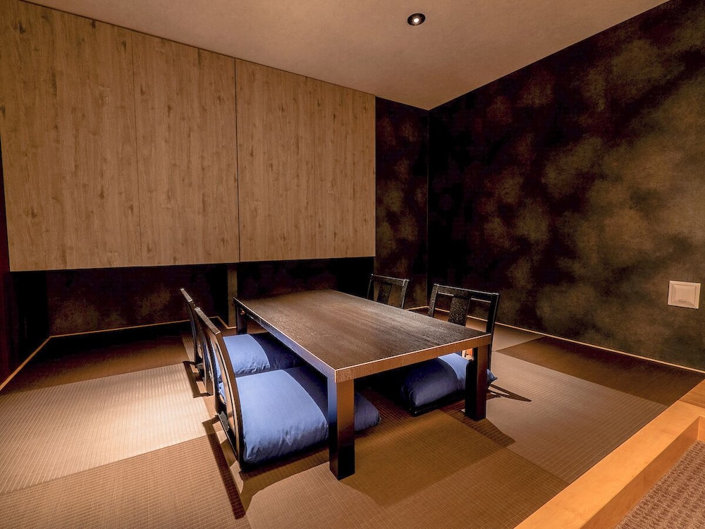 Superior Suite with Hinoki リビング エリア1 | ランドーホテルなんば大阪スイーツ