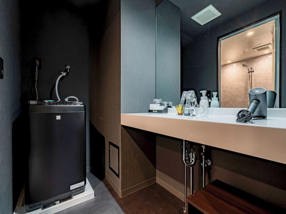 Deluxe Twin Room バスルーム1 | ランドーホテルなんば大阪スイーツ