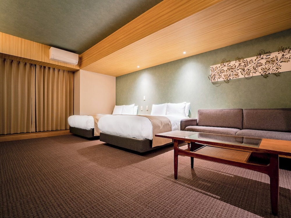 Standard Suite リビング エリア1 | ランドーホテルなんば大阪スイーツ