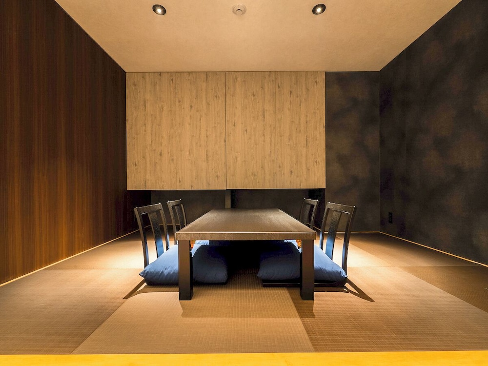Superior Suite with Hinoki リビング エリア2 | ランドーホテルなんば大阪スイーツ