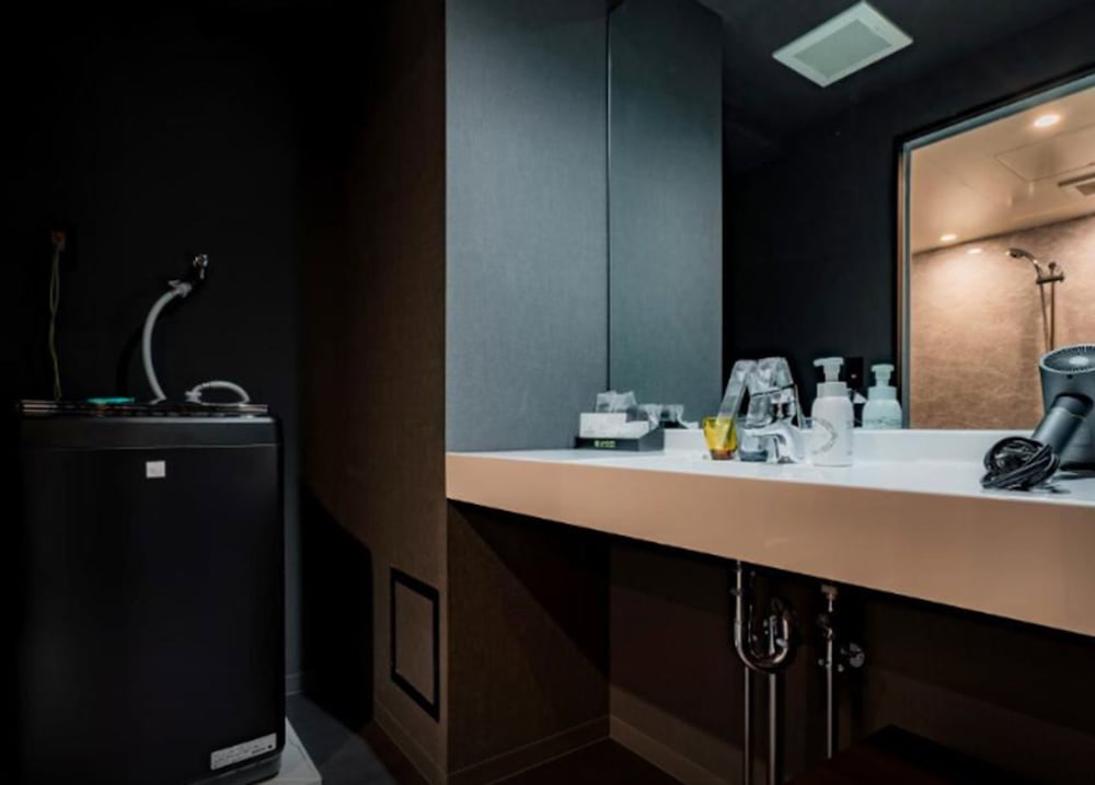 Deluxe Twin Room バスルーム1 | ランドーホテルなんば大阪スイーツ