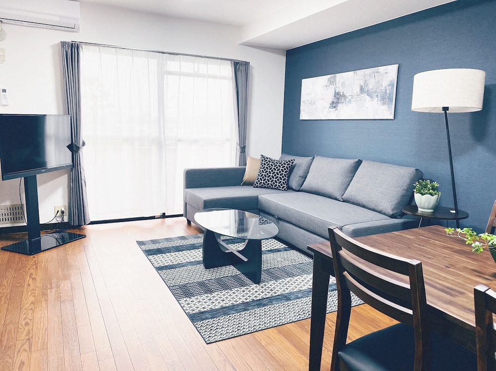 3ベッドルームアパートメント バルコニー付き 302号室 リビング エリア2 | おうちホテル五日市