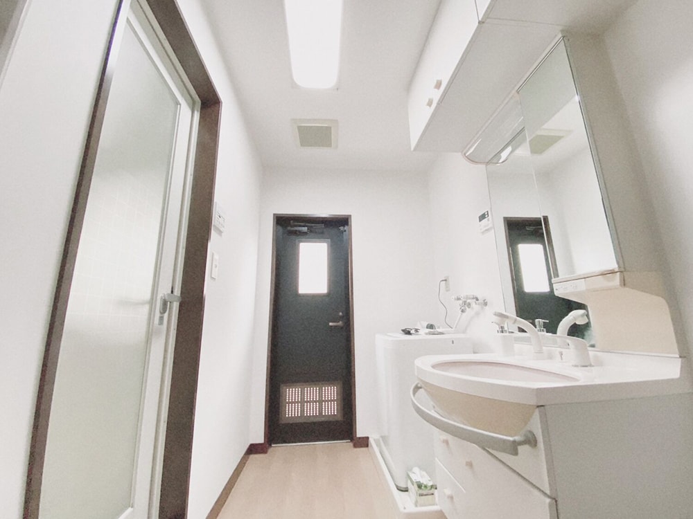 3ベッドルームアパートメント バルコニー付き 302号室 バスルームのシンク0 | おうちホテル五日市