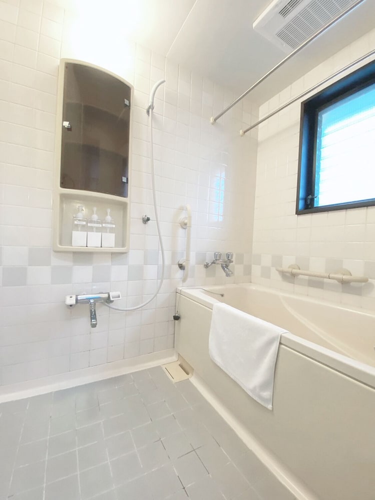 3ベッドルームアパートメント バルコニー付き 302号室 バスルーム0 | おうちホテル五日市