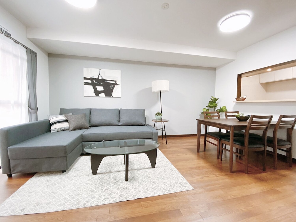 3ベッドルームアパートメント バルコニー付き 202号室 リビング エリア0 | おうちホテル五日市