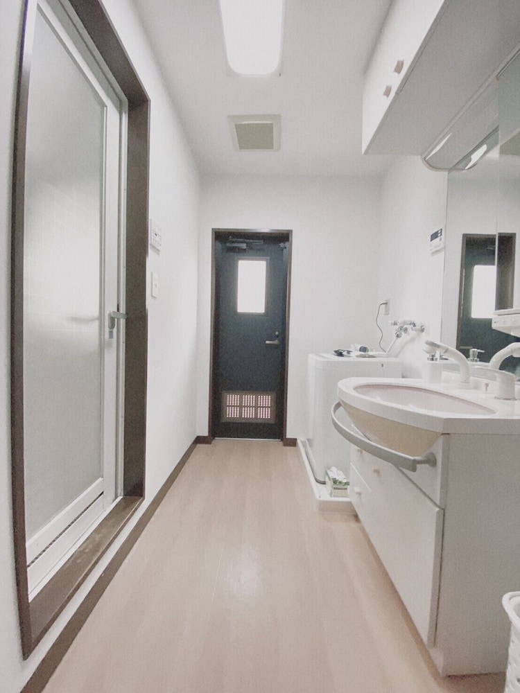 3ベッドルームアパートメント バルコニー付き 302号室 バスルーム1 | おうちホテル五日市