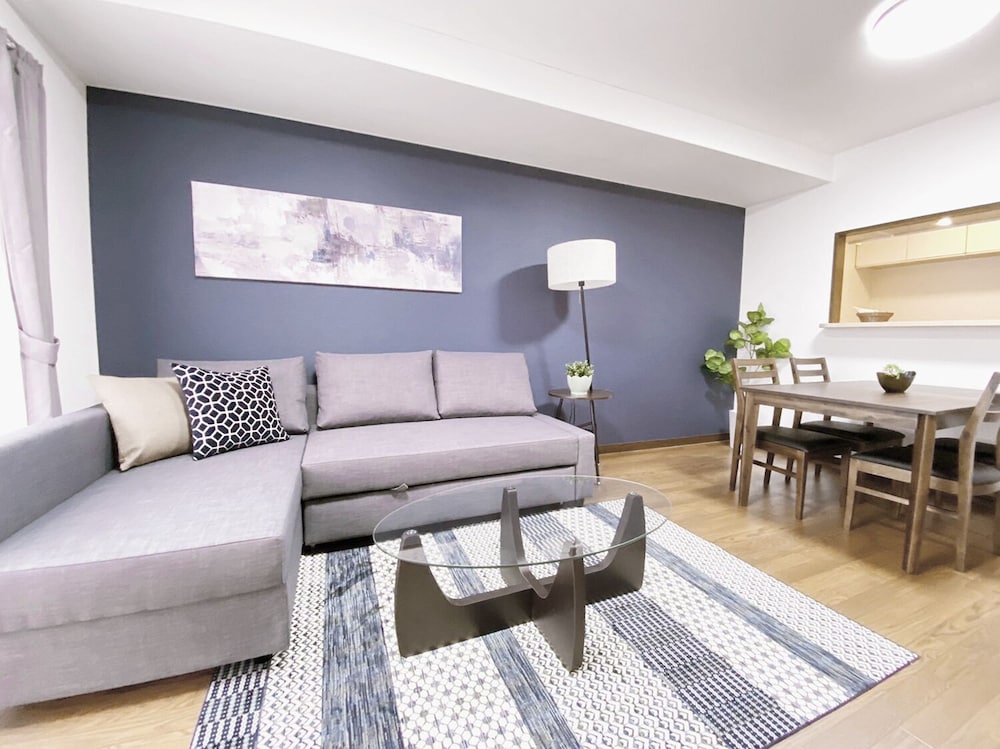 3ベッドルームアパートメント バルコニー付き 302号室 リビング エリア0 | おうちホテル五日市