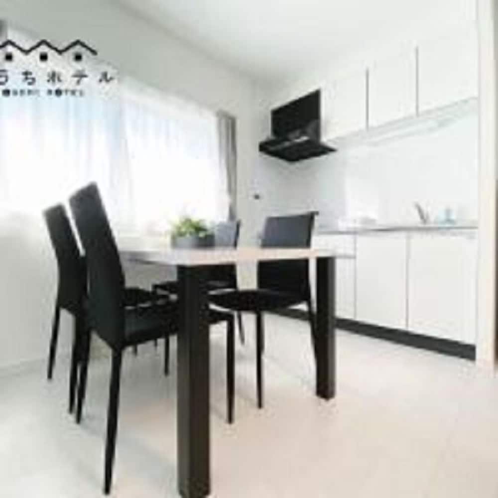 1ベッドルームアパートメント バルコニー付き 101号室 客室内のダイニングエリア2 | おうちホテル宮島口