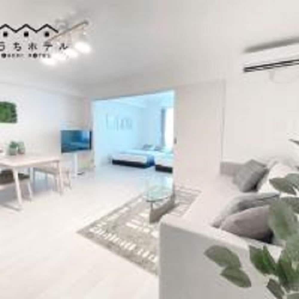 1ベッドルームアパートメント バルコニー付き 302号室 リビング エリア1 | おうちホテル宮島口