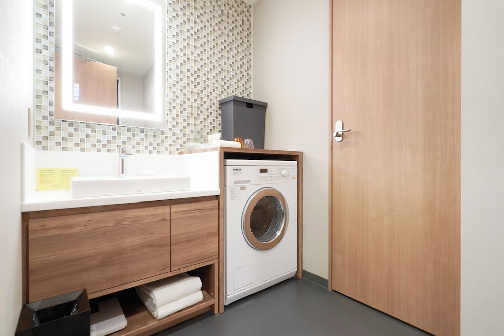 スイート シングルベッド 2 台 バリアフリー (Extra Floor Space, Refreshment bar) バスルーム0 | ホリディ・イン & スイーツ新大阪 by IHG