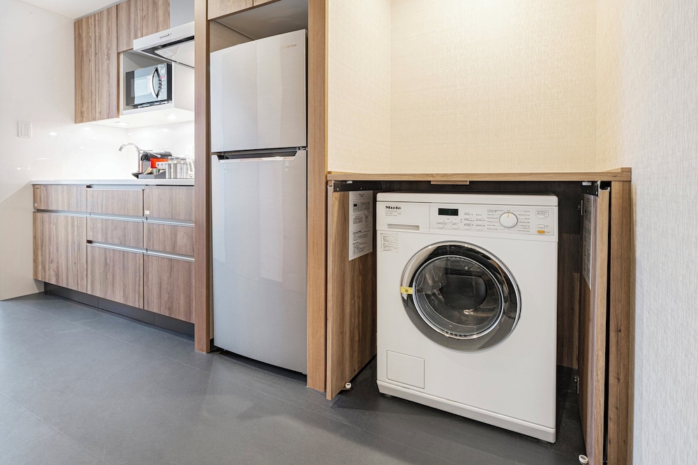 スイート シングルベッド 2 台 コーナー 客室5 | ホリディ・イン & スイーツ新大阪 by IHG