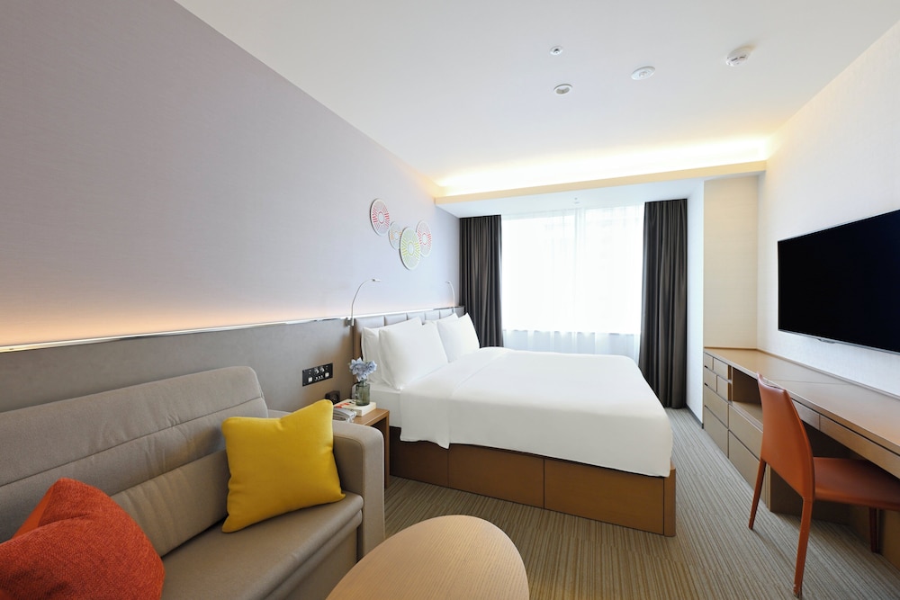 スイート キングベッド 1 台 客室3 | ホリディ・イン & スイーツ新大阪 by IHG