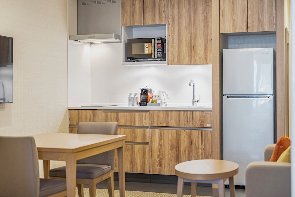 スイート シングルベッド 2 台 バリアフリー (Extra Floor Space, Refreshment bar) 客室4 | ホリディ・イン & スイーツ新大阪 by IHG