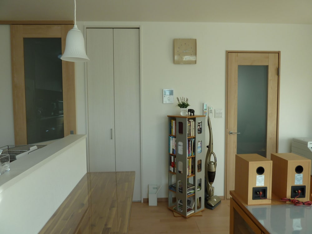 ツインルーム B 共用バスルーム&トイレ (最寄り駅：JR船橋駅 / 京成船橋駅) リビング エリア2 | カナロア船橋