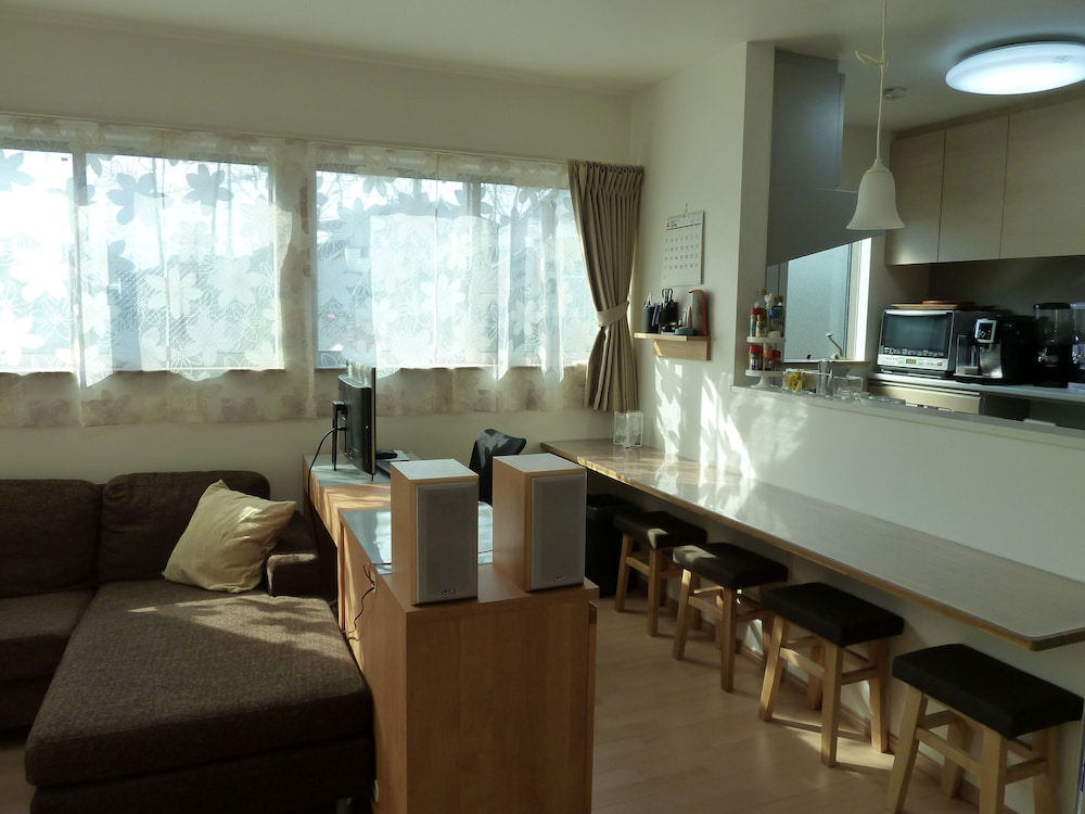 ツインルーム B 共用バスルーム&トイレ (最寄り駅：JR船橋駅 / 京成船橋駅) 客室内のダイニングエリア1 | カナロア船橋