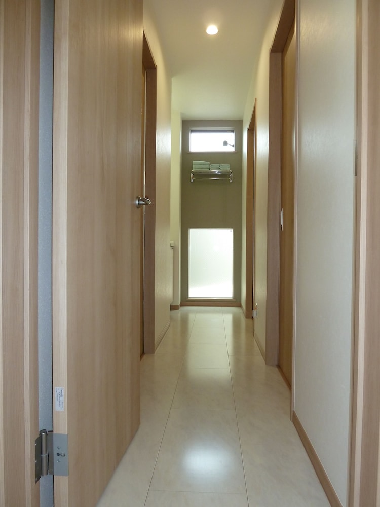 ツインルーム B 共用バスルーム&トイレ (最寄り駅：JR船橋駅 / 京成船橋駅) 客室1 | カナロア船橋