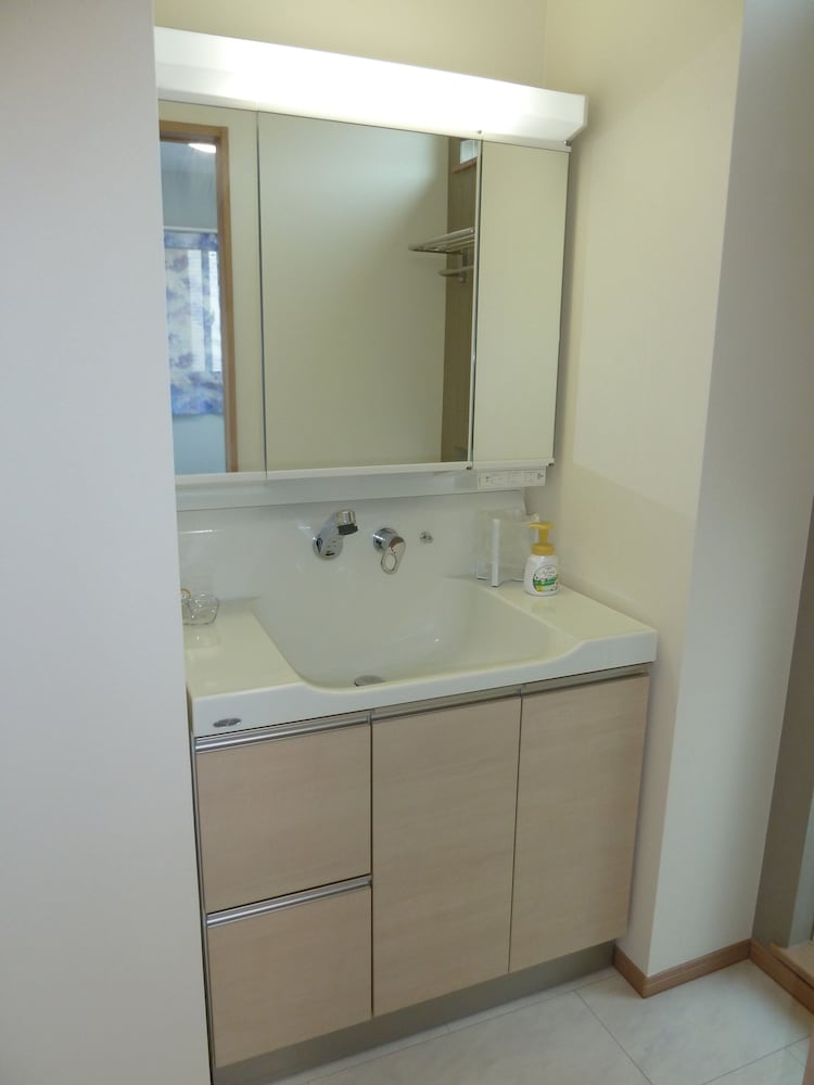 ツインルーム B 共用バスルーム&トイレ (最寄り駅：JR船橋駅 / 京成船橋駅) バスルームのシンク0 | カナロア船橋