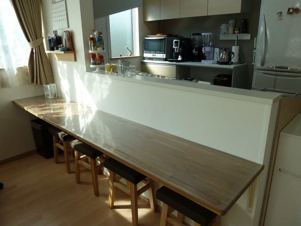 ツインルーム B 共用バスルーム&トイレ (最寄り駅：JR船橋駅 / 京成船橋駅) 客室内のダイニングエリア0 | カナロア船橋