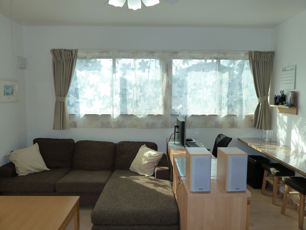 ツインルーム B 共用バスルーム&トイレ (最寄り駅：JR船橋駅 / 京成船橋駅) リビング エリア1 | カナロア船橋