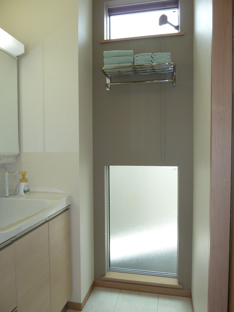 ツインルーム B 共用バスルーム&トイレ (最寄り駅：JR船橋駅 / 京成船橋駅) バスルームのシンク1 | カナロア船橋