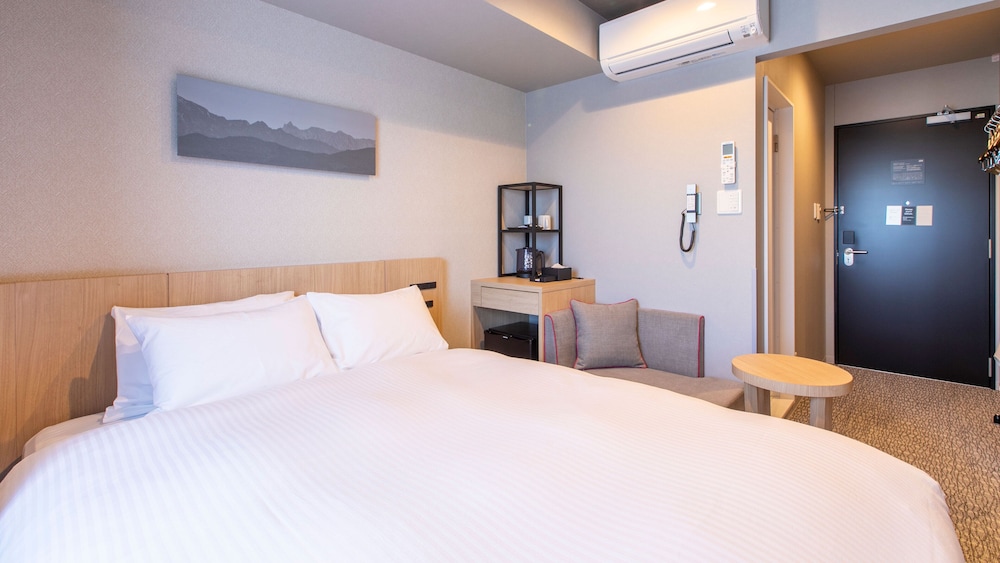 [禁煙] スタンダードダブル (ベッド幅140cm×1台 / 14sqm) | KOKO HOTEL 飛騨高山