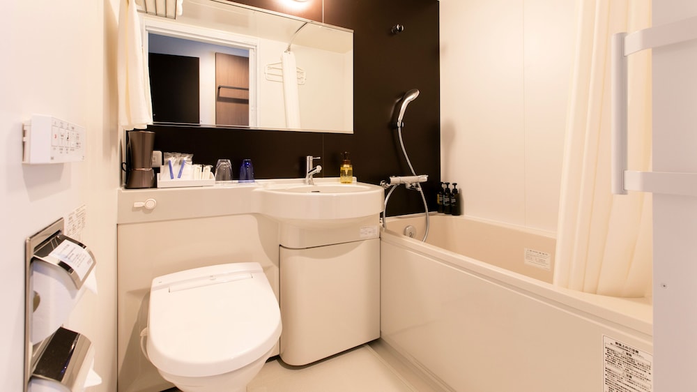 [禁煙] ユニバーサルクイーン (ベッド幅160cm×1台 / 19sqm) 客室6 | KOKO HOTEL 飛騨高山