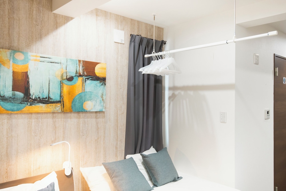 客室1 | 新宿まで 15 分 ! キッチンとランドリー ! 長期滞在にぴったり ! 近隣に設備多数 | 新宿、東京