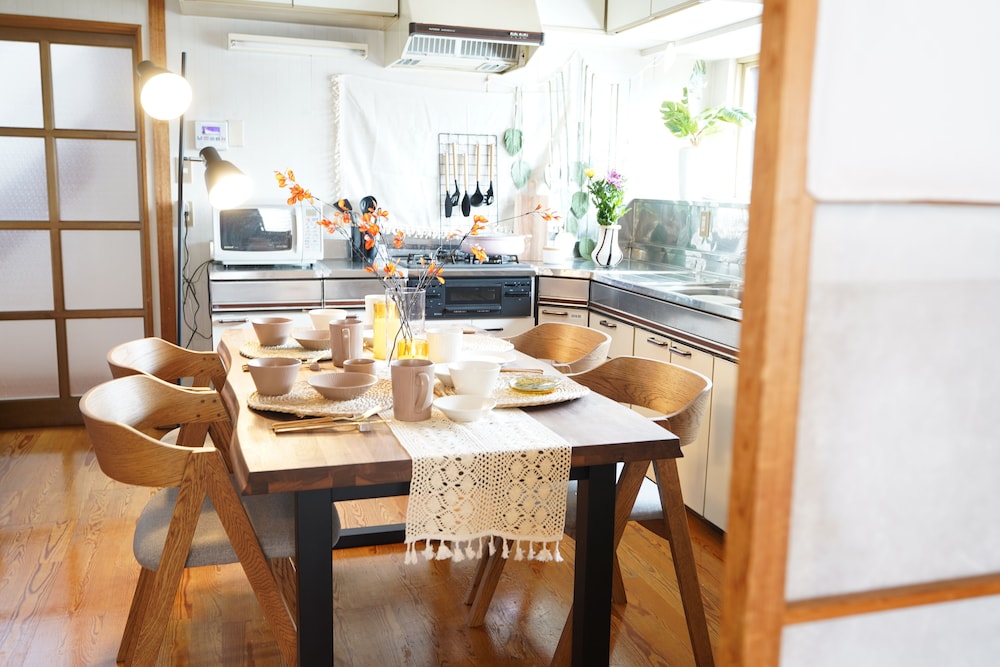 湯沢戸建 客室内のダイニングエリア2 | 【最大 29 人】4 ベッドルーム (220㎡)｜ 一棟貸し切り｜ウォッシャー & ドライヤー