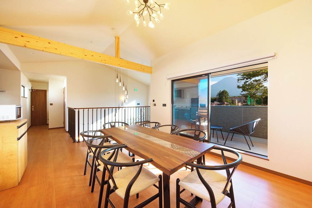 バルコニーヴィラ 富士山展望風呂付 - Type B 禁煙 客室内のダイニングエリア0 | 富士グランヴィラ -TOKI-