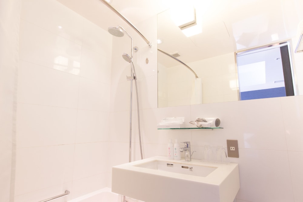 スタンダード ハリウッドツインルーム 禁煙　ユニットバス バスルームのシンク0 | ザ・ゲートホテル雷門 by HULIC