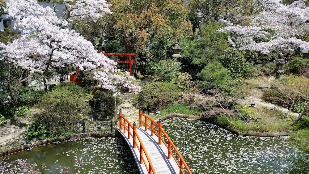 スーペリア 4 人部屋 ベッド (複数台) 共用バスルーム ガーデン ビュー1 | あまみ温泉 南天苑