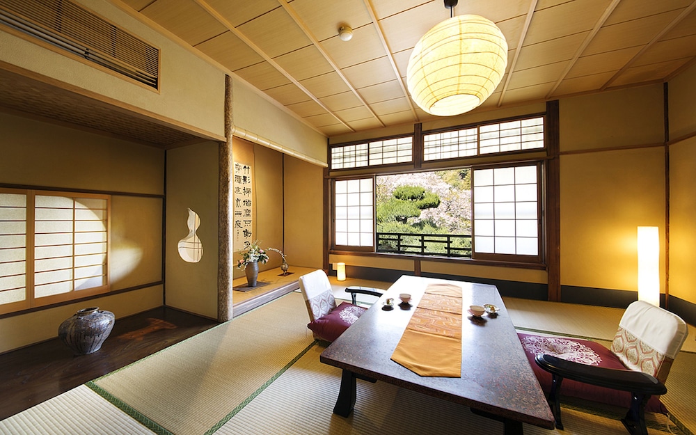 スーペリア ルーム ベッド (複数台) 共用バスルーム 客室1 | あまみ温泉 南天苑