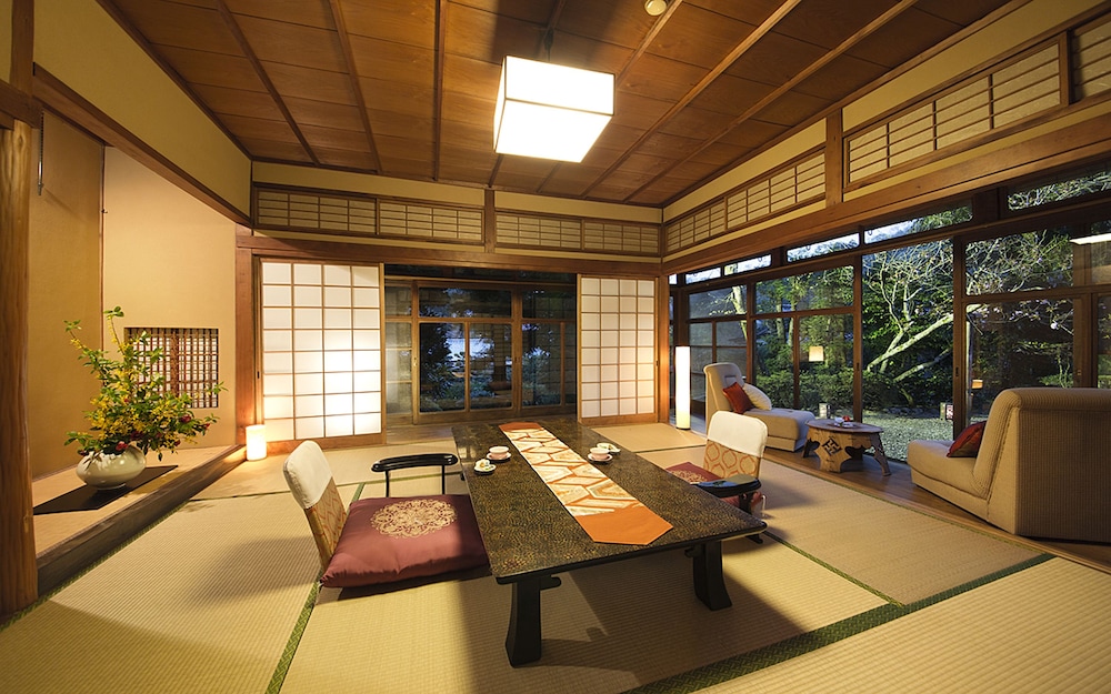 スーペリア 4 人部屋 ベッド (複数台) 共用バスルーム リビング エリア0 | あまみ温泉 南天苑