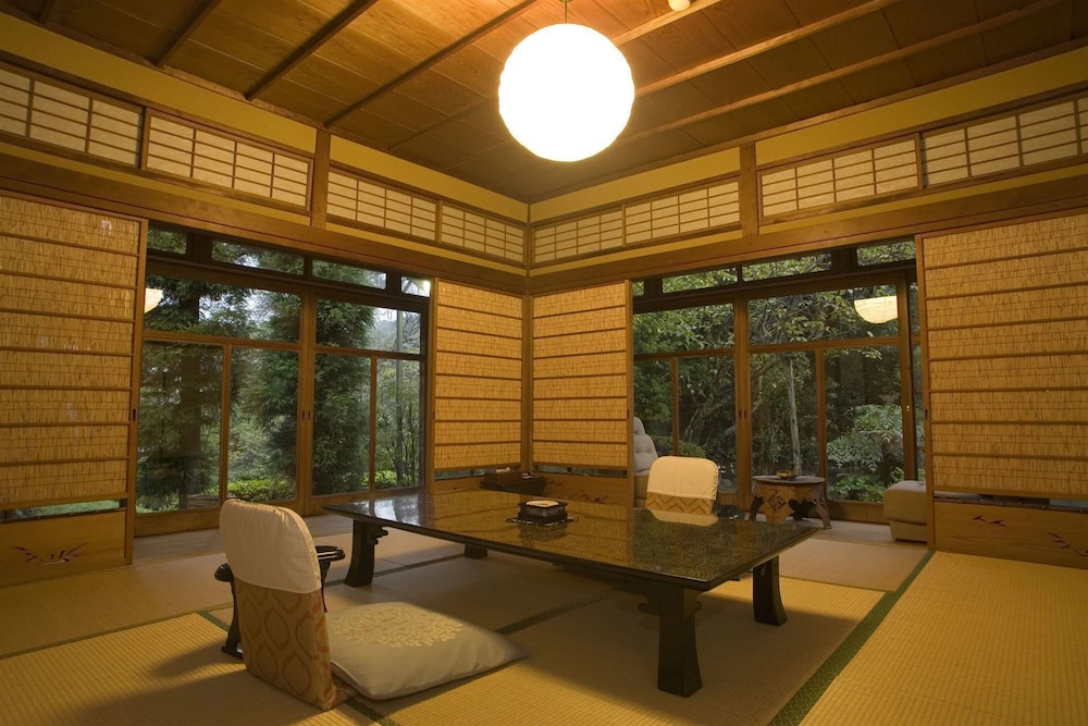 スーペリア 4 人部屋 ベッド (複数台) 共用バスルーム | あまみ温泉 南天苑