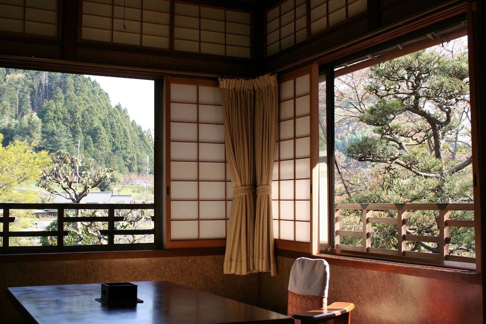 エコノミー和室ツイン (共同バスルーム) 客室1 | あまみ温泉 南天苑