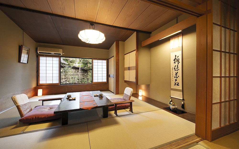 スタンダード和室ツイン (共同バスルーム) 客室内のダイニングエリア0 | あまみ温泉 南天苑